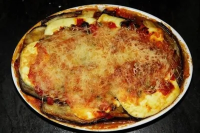 Баклажаны запеченные в томатном соусе под сыром