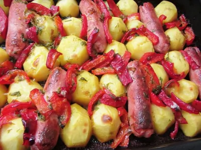 Печеный картофель с колбасками