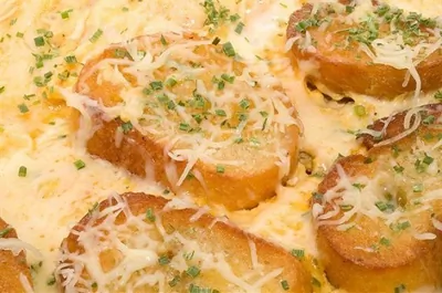 Омлет с чесноком, грюйером и сухариками