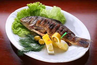 Карп, запеченый с имбирем и сметаной