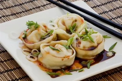 Японские пельмени с креветками, каштанами и шпинатом
