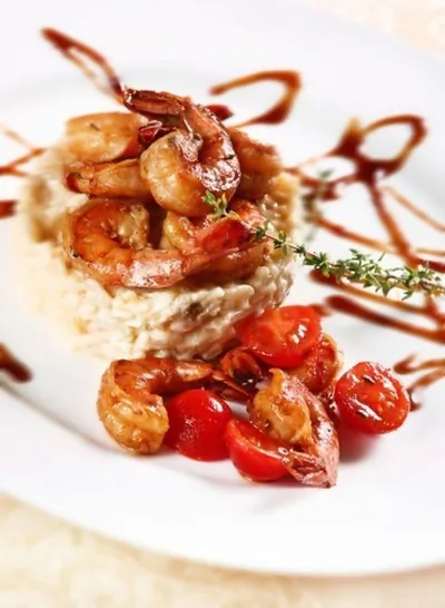 Остро-пряные креветки с имбирем, чили, томатами и кокосом