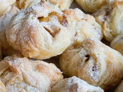 Слоеные мешочки с сахарной пудрой