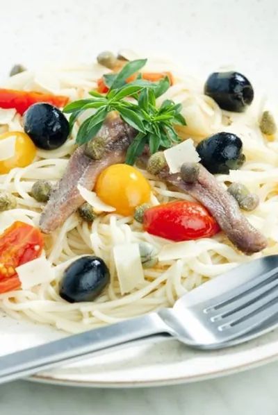 Спагетти с анчоусами, петрушкой, оливками и каперсами