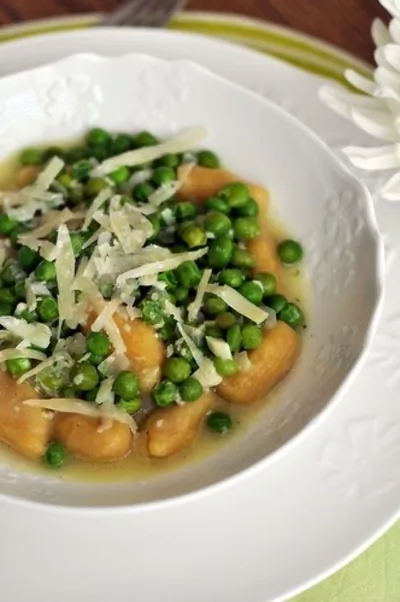 Паста с чесночно-миндальным соусом, мятой, базиликом и горошком