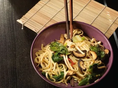 Яичная пшеничная лапша с грибами шиитаке, мисо и жареным салатом