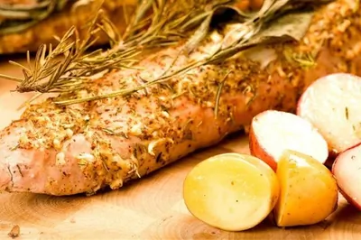 Жареная свиная вырезка в крупной соли и специях