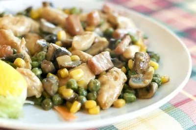 Куриный салат с грибами и зеленым горошком