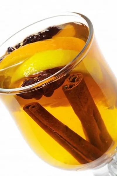 Рождественский глинтвейн с белым вином и апельсинами