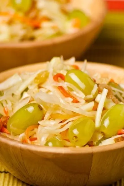 Шукрут с яблоками и виноградом