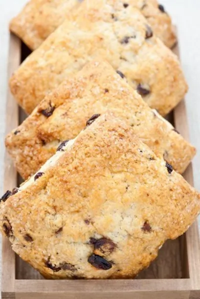 Булочки с пророщенной пшеницей, ягодами и орехами