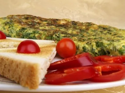 Печеный омлет с грюйером и шнитт-луком