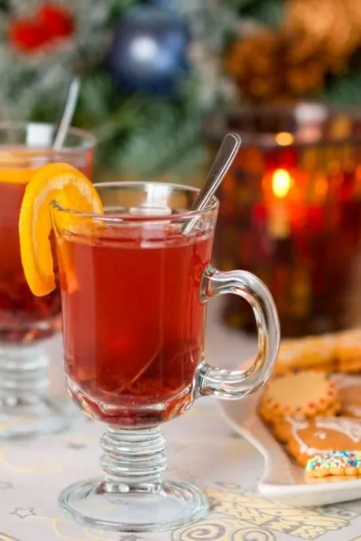 Рождественский пунш с сидром, ромом и клюквой