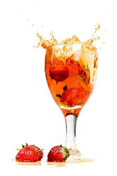 Холодный пунш с имбирным элем, гренадином и клубникой