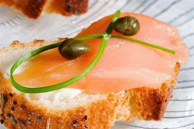 Копченый лосось с коньячно-тминным майонезом на тостах из французского хлеба