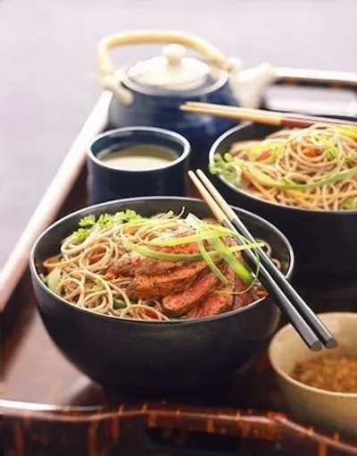 Свиная вырезка с овощами и лапшой рамен