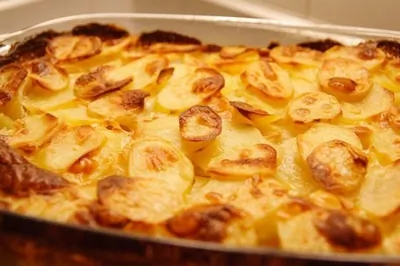 Золотистый запеченый картофель с чесноком и розмарином