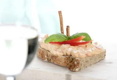 Кростини с песто из грецких орехов