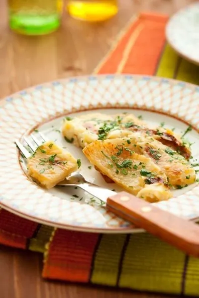 Закуска из цукини, ветчины, базилика и рикотты