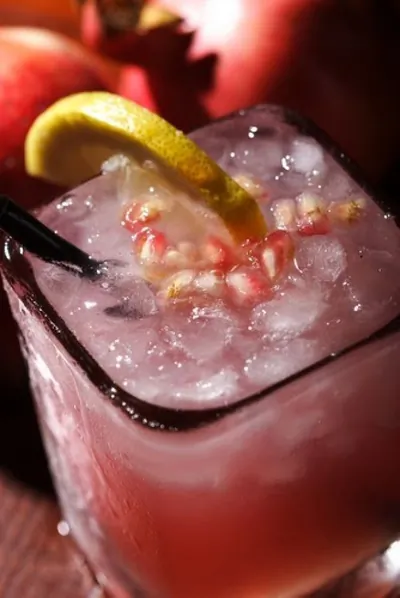 Пунш из шампанского с гранатами