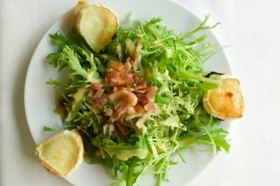 Салат из рукколы, маслин, панчетты и пармезана