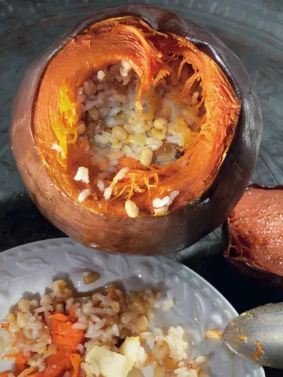 Тыква, фаршированная сладким пловом