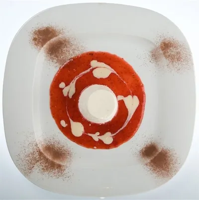 Панна-котта с пахтой, клубникой и черным перцем