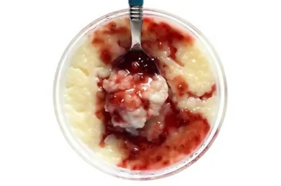 Ризотто с кокосовым молоком, печеными сливами и красной смородиной