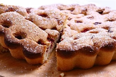 Пирог с малиной и фисташками