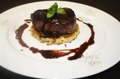 Турнедо из говядины на планше с соусом «Бароло»