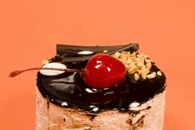 Шоколадно-вишневый десерт с вафлями ко Дню святого Валентина