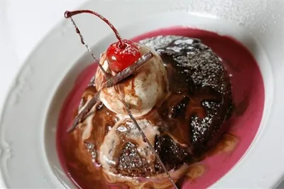 Теплые шоколадные пироги с мороженым