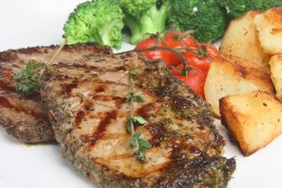 Говяжья вырезка в корочке из чеснока и трав