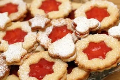 Миндальное печенье с корицей, кардамоном и малиновым джемом