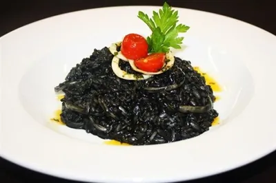 Ризотто с чернилами каракатицы