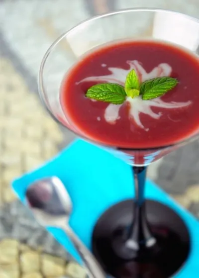 Малиново-лимонный коктейль с медом и сахаром