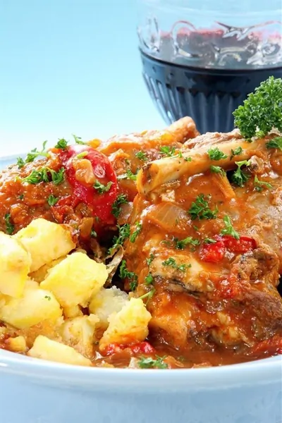 Баранина, тушеная в красном вине и томатном соусе