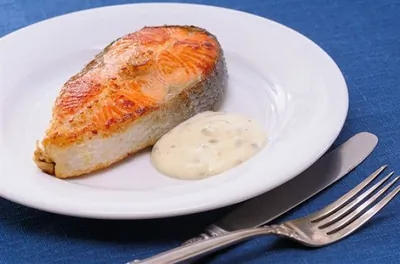 Закуска из лосося с соусом тартар и розовым перцем