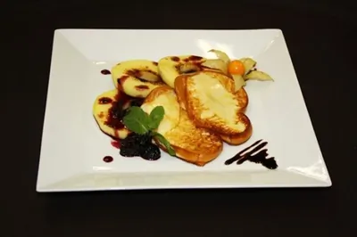 Жареная скаморца с яблоками и ежевичным конфитюром