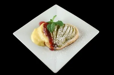 Груши в кампари с малиновым соусом и кремом из маскарпоне