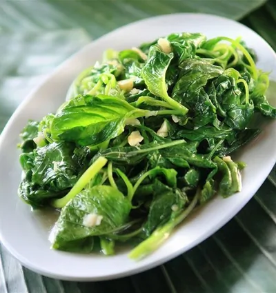 Салат с оливковым маслом, чесноком и лимоном