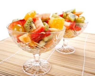 Ананасы с шампанским и смесью свежих фруктов