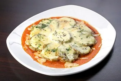 Запеченые баклажаны с травами, томатным соусом и пармезаном