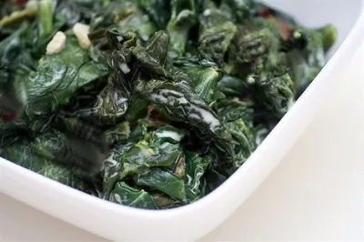 Шпинат по итальянски с чесноком и лимонным соком