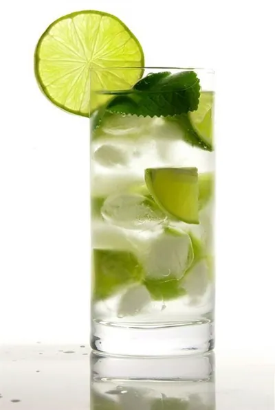 Лимонный напиток с имбирным элем и мятой