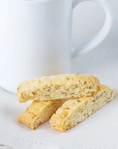 Бискотти с пармезаном, базиликом и кедровыми орехами