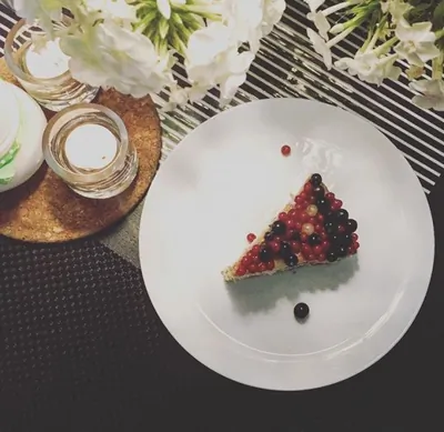 Пирог в белой глазури с красной смородиной