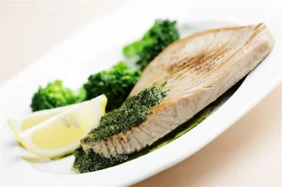 Тунец с соусом песто из кинзы и грецких орехов