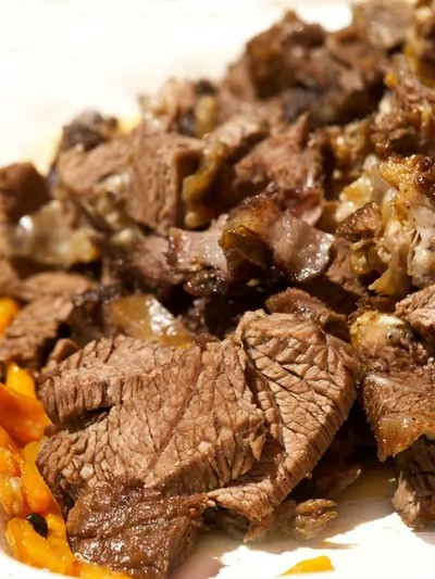 Говядина, тушенная в горчично-винном соусе