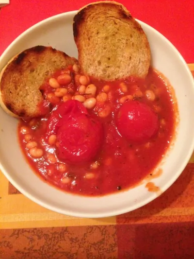 Суп из фасоли, томатов и шалфея с тостами